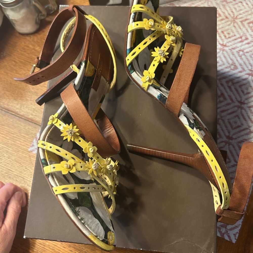 Louis Vuitton sandals - Picture 2 of 3